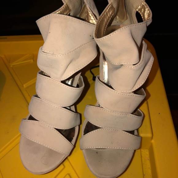 Heels - Picture 4 of 4